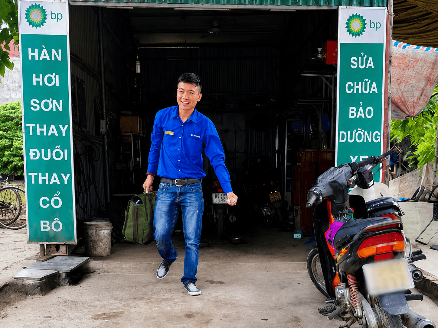 Nhân viên kinh doanh tuyến C45 chuẩn bị hàng hóa và xe máy trước khi đi thị trường