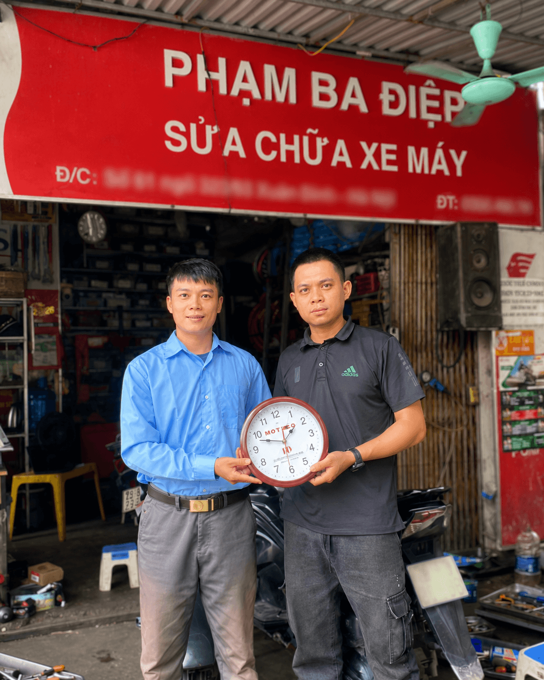 Nhân viên kinh doanh C45 trao đổi và chăm sóc cửa hàng sửa xe