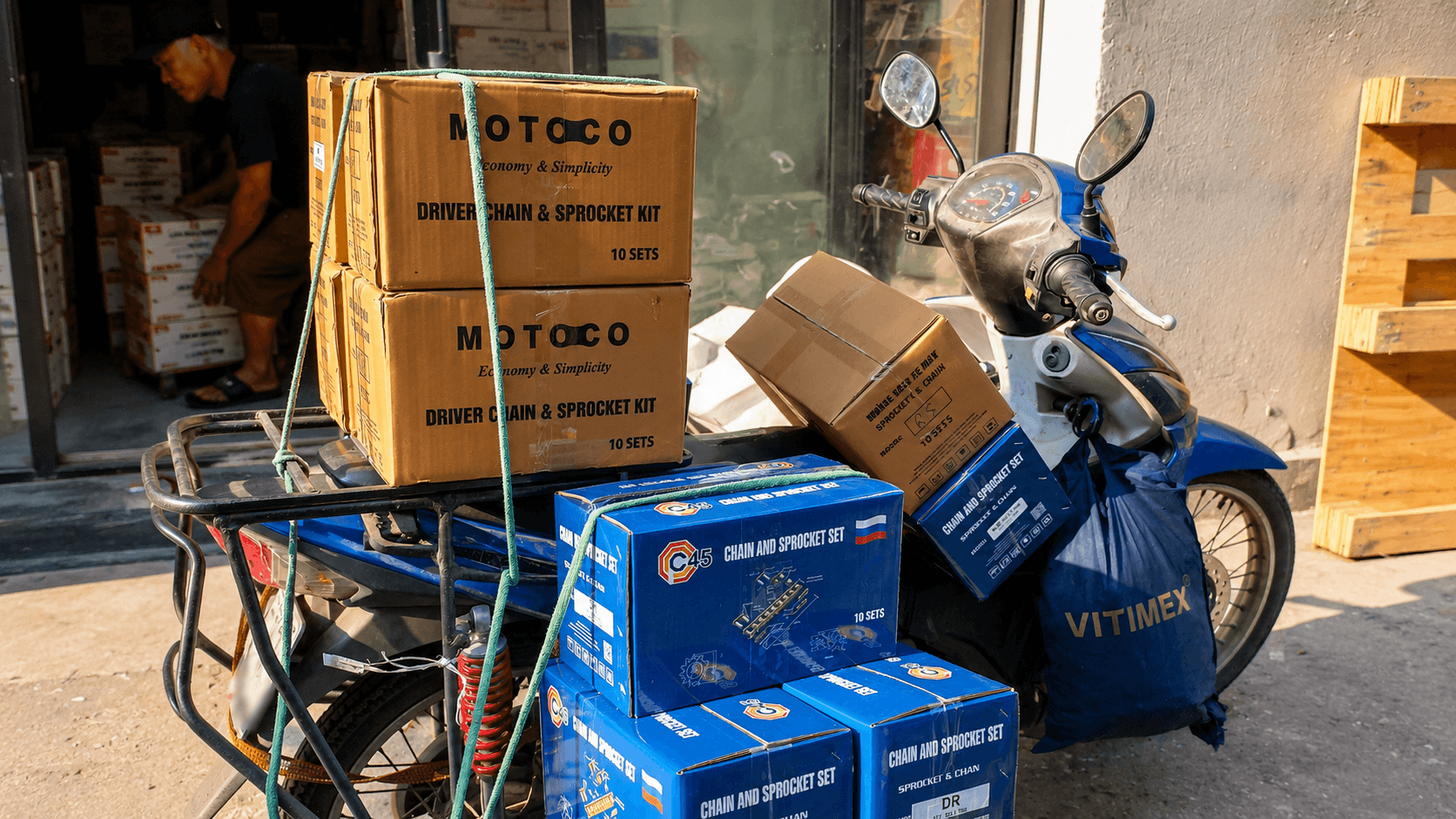 Nhân viên kinh doanh tuyến C45 chuẩn bị hàng hóa và giao hàng bằng xe máy