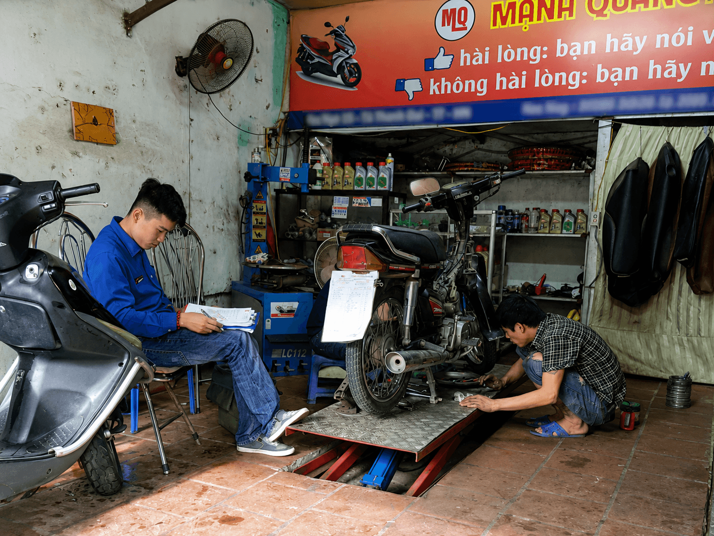Nhân viên kinh doanh tuyến C45 ghé cửa hàng sửa xe, ghi nhận nhu cầu và đơn phát sinh